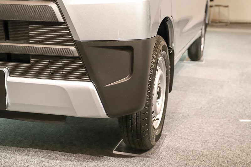 傷がついても部分的に交換できる「コーナーピース」を新採用。ボディカラーが「ブライトシルバーメタリック」「ホワイト」の場合は黒、メーカーオプションの「選べるカラーパック」を選択した場合はボディ同色となる