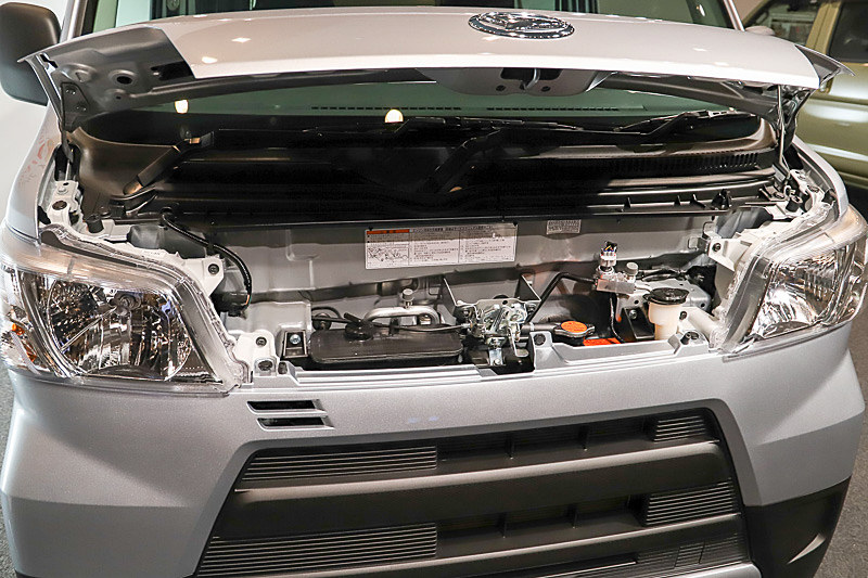 燃費性能を向上させるため、これまでの油圧式パワーステアリングから電動式パワーステアリングに変更