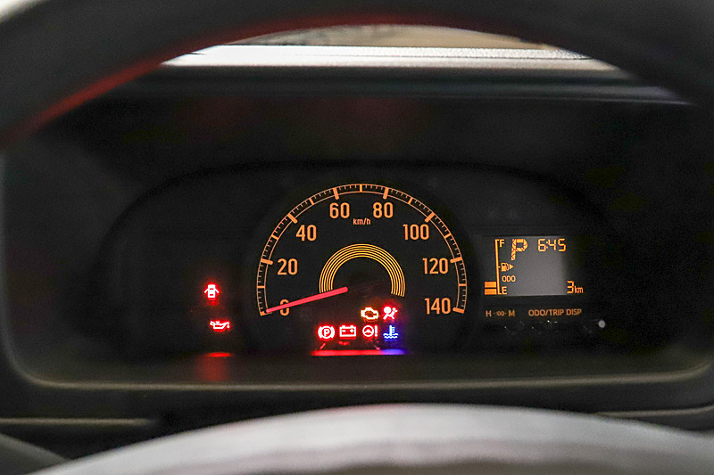 メーター内にエコドライブアシスト照明を採用