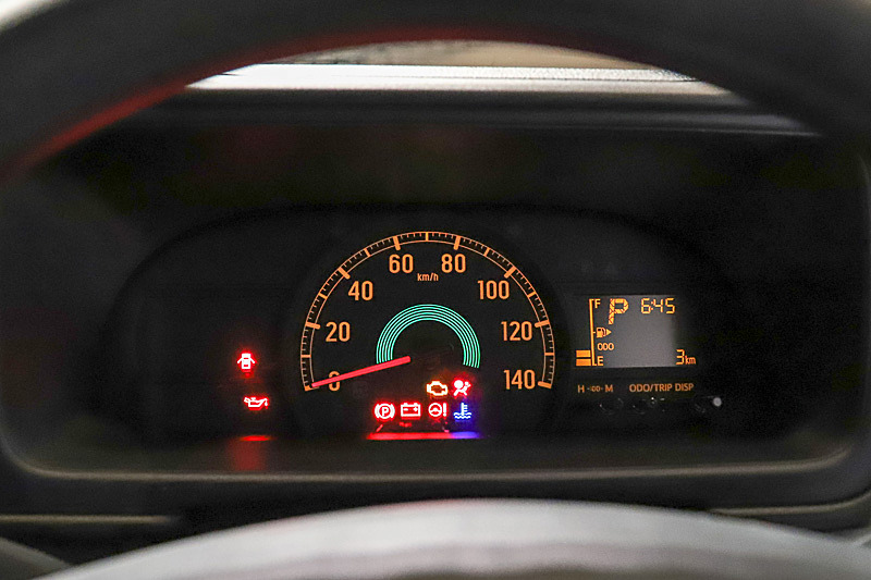 メーター内にエコドライブアシスト照明を採用