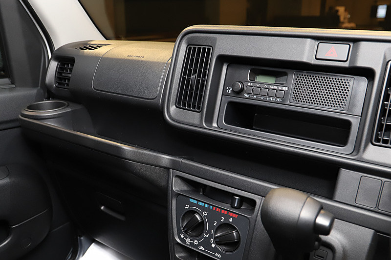 助手席トレイ/センタートレイを、より使い勝手のよいデザインに変更