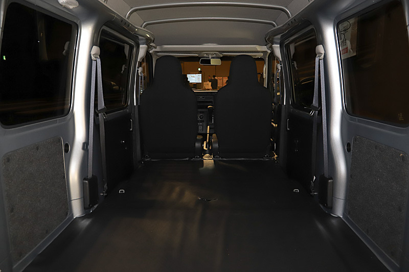 リアシートは足下スペースに収納でき、荷室はフルフラットとなる