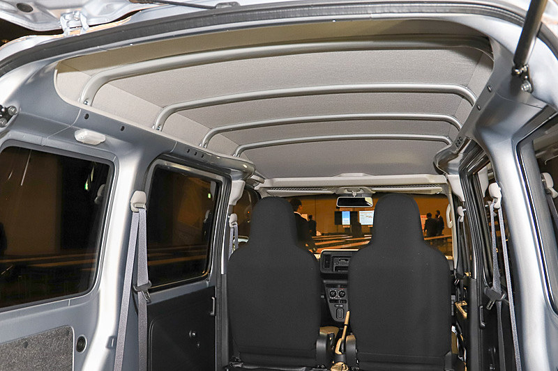 荷室上部にオプションのシステムバーやオーバーネットを装着して使い勝手を高めることもできる