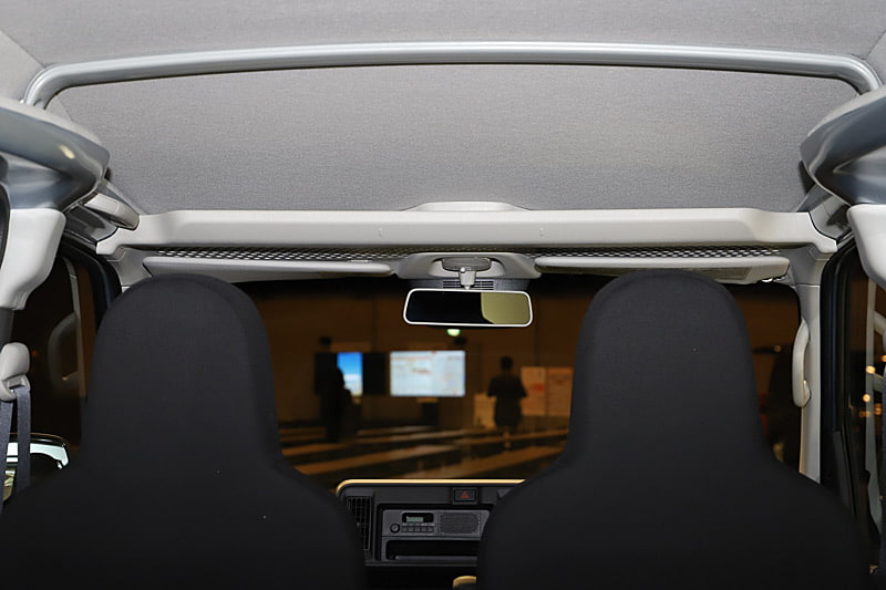 前席頭上のオーバーヘッドシェルフは底をメッシュ状に変更して、置いてある物が見えるようになった