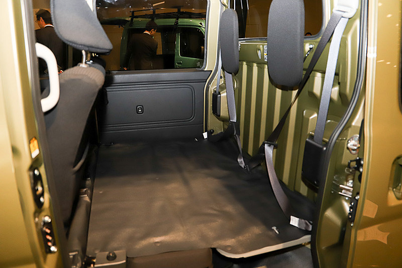 リアシートを足下スペースに収納してフルフラットにできる