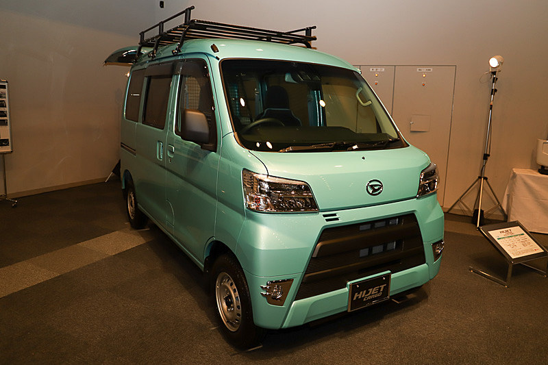 会場にはディーラーオプション装着車も用意されていた