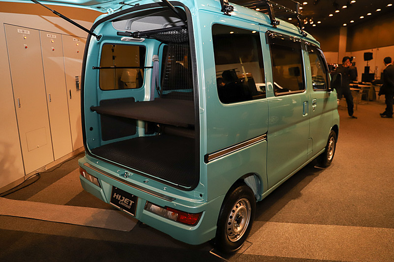 会場にはディーラーオプション装着車も用意されていた