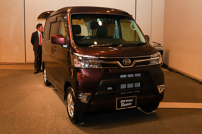 福祉車両「フレンドシップ シリーズ」の「アトレー スローパー」。グレードは「スローパー“SA III”リアシートレス仕様（折りたたみ補助シート付）」