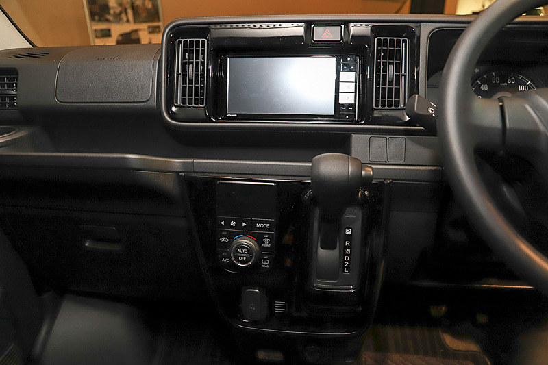 インパネまわりを一新。ナビゲーションはディーラーオプション