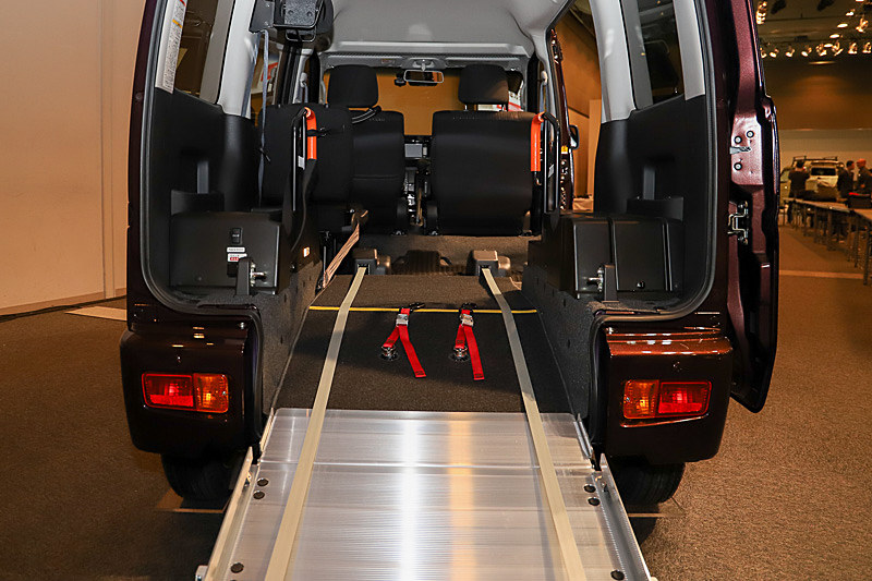 スロープは軽量化され、女性や力の弱い人でも簡単に収納ができるようになった