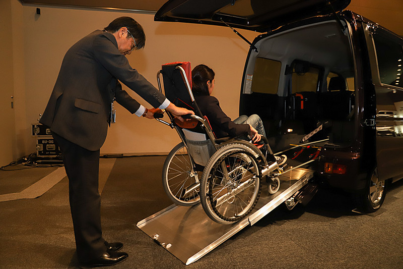 車いすにウインチを引っかけ、リモコン操作で乗降を行なう