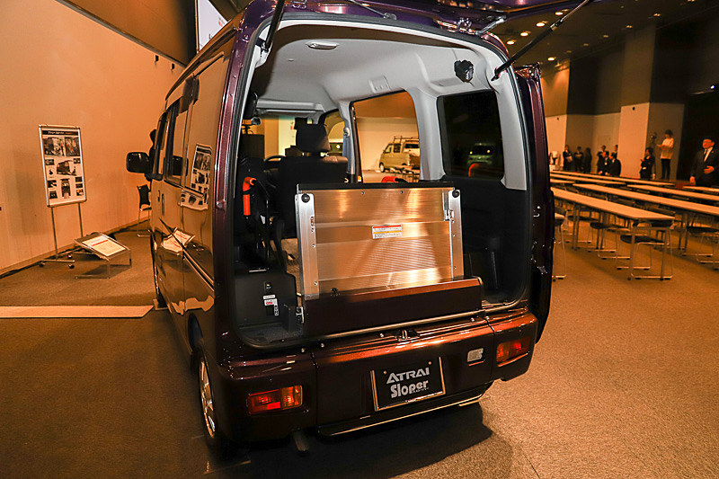 スロープは軽量化され、女性や力の弱い人でも簡単に収納ができるようになった