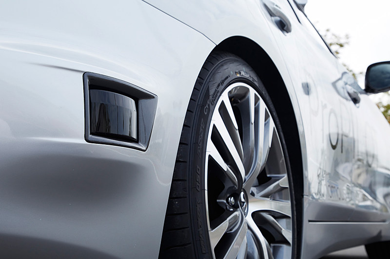 12個の「超音波ソナー」、12個の「光学式カメラ」、9個の「ミリ波レーダー」、6個の「レーザースキャナー」をセンサーとして搭載