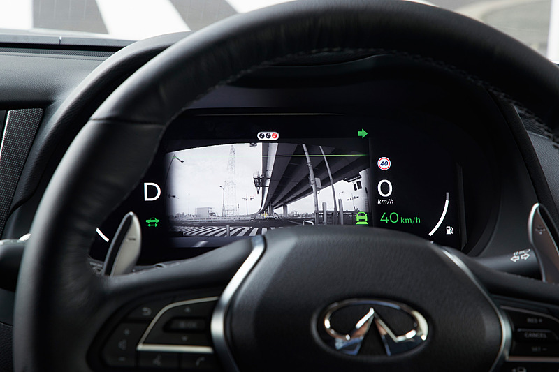 メーター内に収まるモニターに、カメラやセンサーで把握した情報を表示。信号、クルマ、バイクを判断していることが分かる