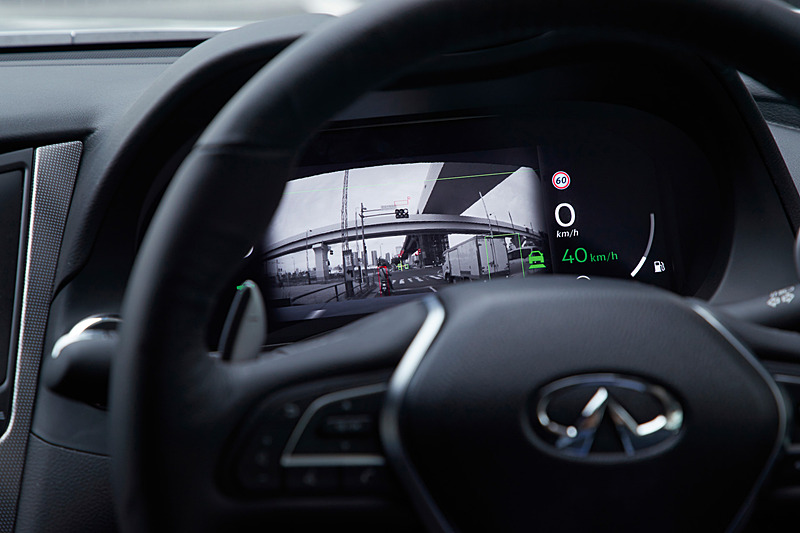 メーター内に収まるモニターに、カメラやセンサーで把握した情報を表示。信号、クルマ、バイクを判断していることが分かる