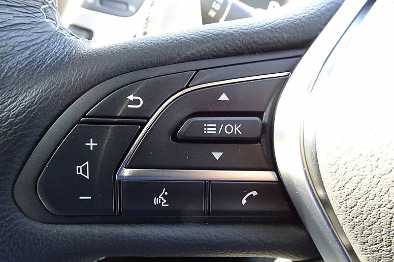 自律自動運転実験車「2017年プロトタイプ」のインテリア。「ProPILOT」のスイッチはステアリングの右側にレイアウト