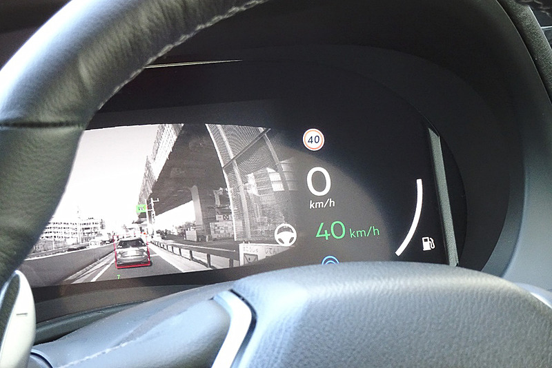 制限速度内で前走車を追従しながら走行。もちろん完全停止まで行なう