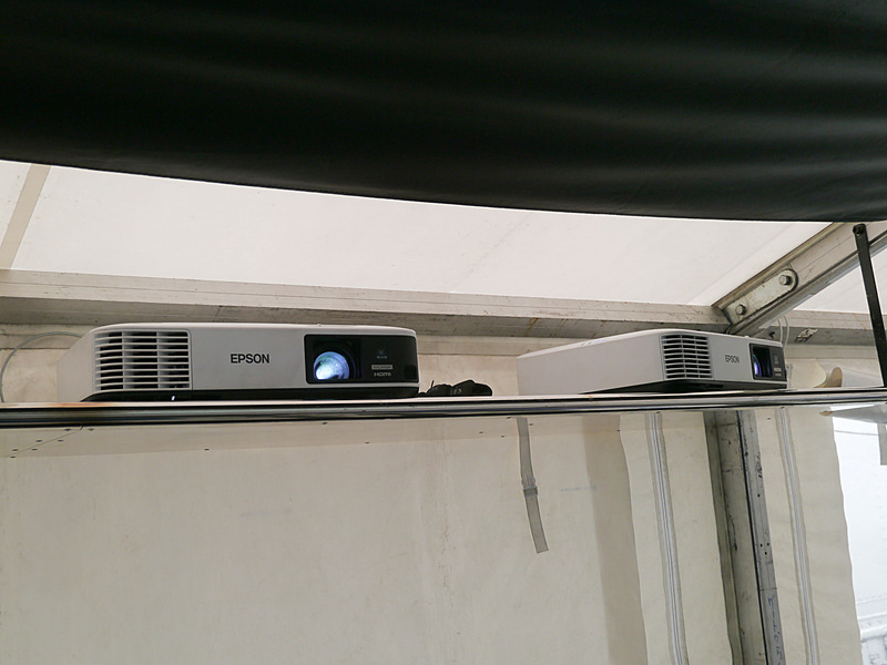 ホスピタリティテント内に設置された2台のプロジェクター