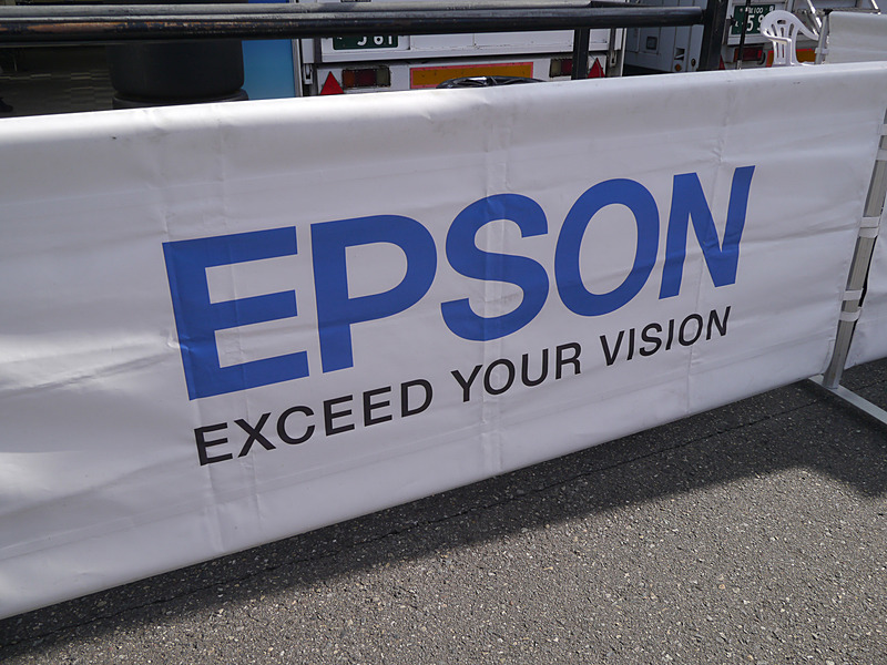 ホスピタリティテントの手前のEPSONロゴはテントシートに直接印刷したものだ