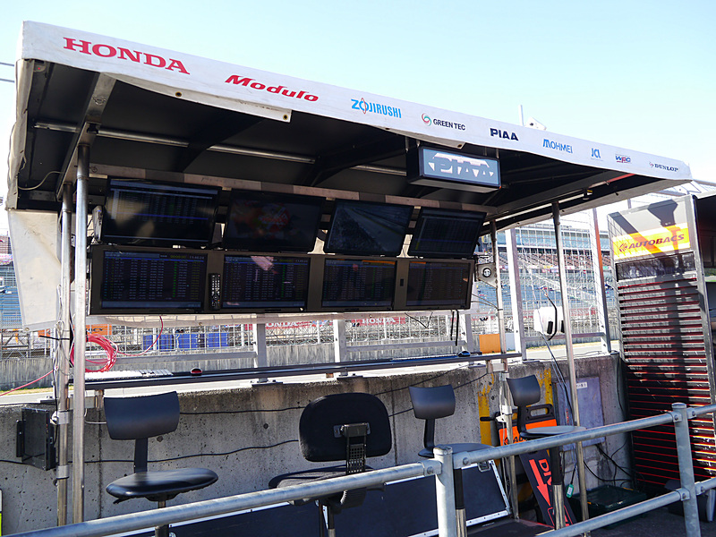 ピットウォールスタンドでは、小型PCを用いて8台のディスプレイに情報を表示