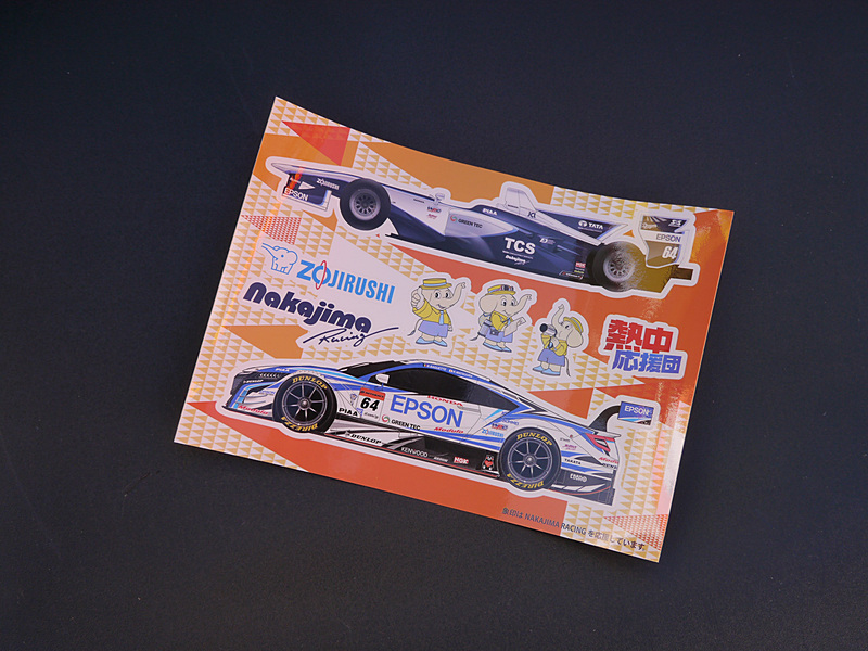 こちらはシーズンを通じて配布されたステッカー