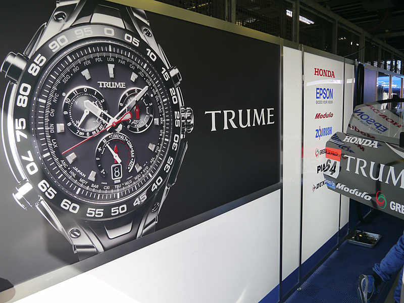 ピット内のウォールには、印刷したTRUMEの製品とロゴをアクリル板に貼りつけた