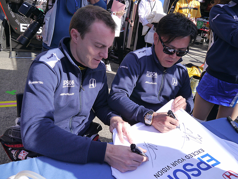 ピットウォークでサインに応じるベルトラン・バゲット選手（左）と松浦孝亮選手（右）