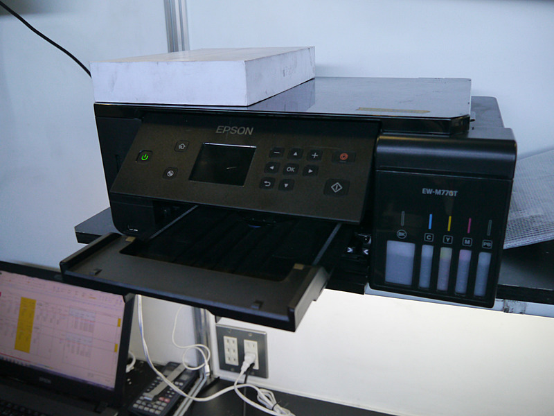 大容量インクタンクモデルをピット内に設置。インクの残量がひと目で分かるので安心だという