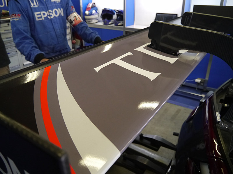 スポイラー部分も1枚印刷シートで複数の色とロゴを表現