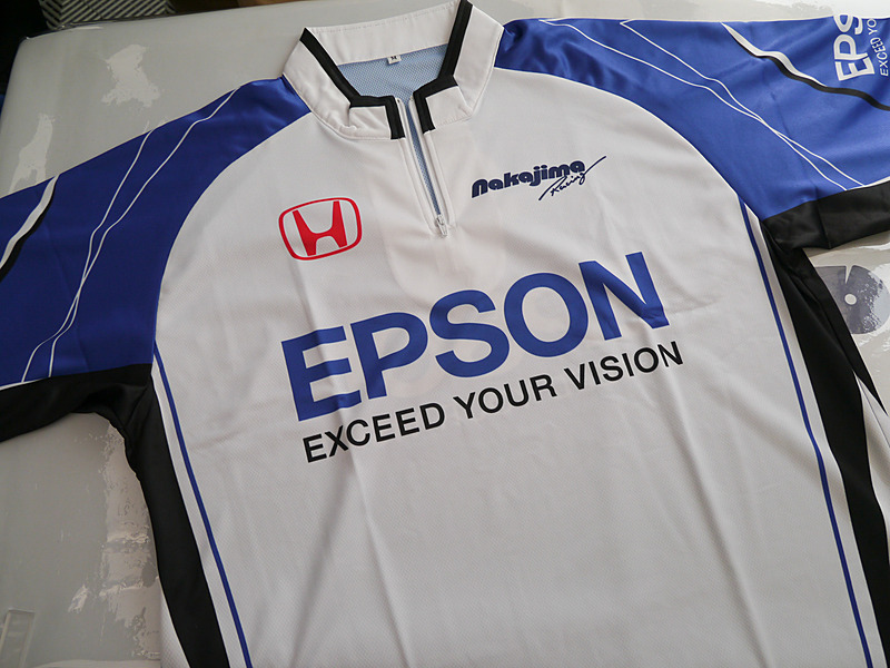 ピット内で着用するものも昇華転写プリンタで印刷。オリジナルウェアなどの少量生産に適している