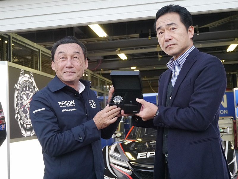 TRUMEを中嶋総監督に贈呈するエプソン販売株式会社 販売推進本部長の小川浩司取締役（右）