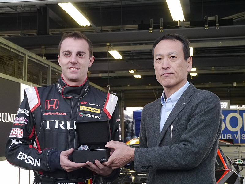 バゲット選手と松浦選手には中野副本部長から手渡された