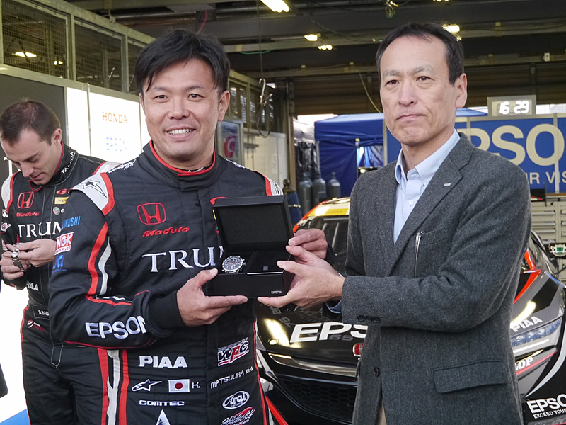 バゲット選手と松浦選手には中野副本部長から手渡された