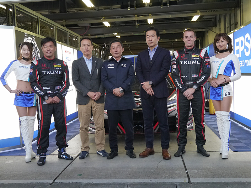 ピット前で行なわれた贈呈式の様子