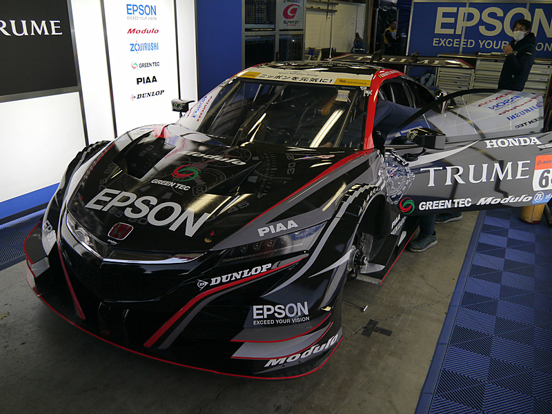 TRUMEのカラーリングにデザインを変更した「Epson Modulo NSX-GT」。ツインリンクもてぎのピットにて