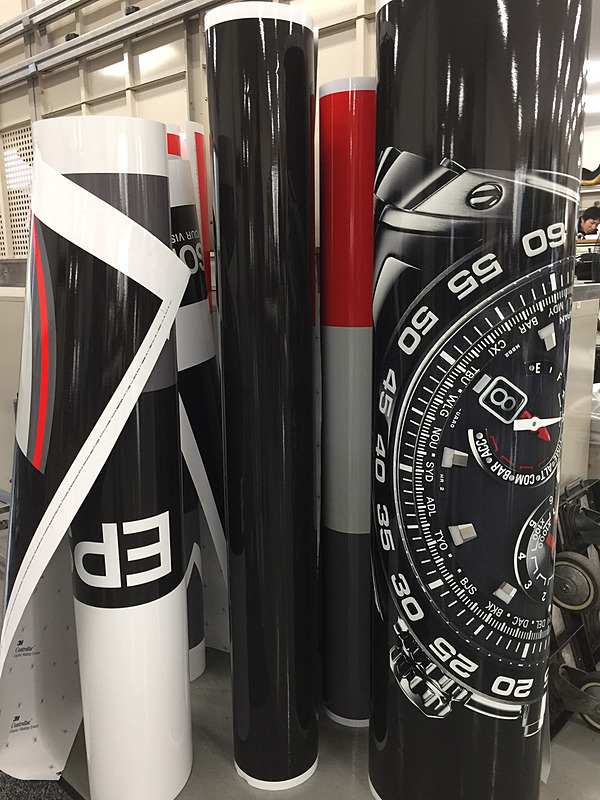 作業風景。TRUMEのカラーリングに印刷されたシートの数々。これを車体に貼り付けた