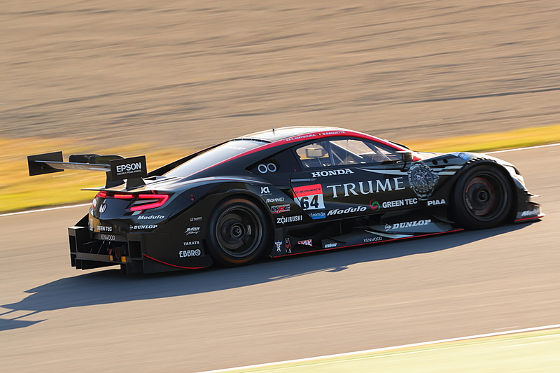 SUPER GT最終戦もてぎで、1戦限りのスペシャルカラーリングとなった64号車 Epson Modulo NSX-GT。ベルトラン・バゲット選手、松浦孝亮選手がドライブする（撮影：高橋 学）