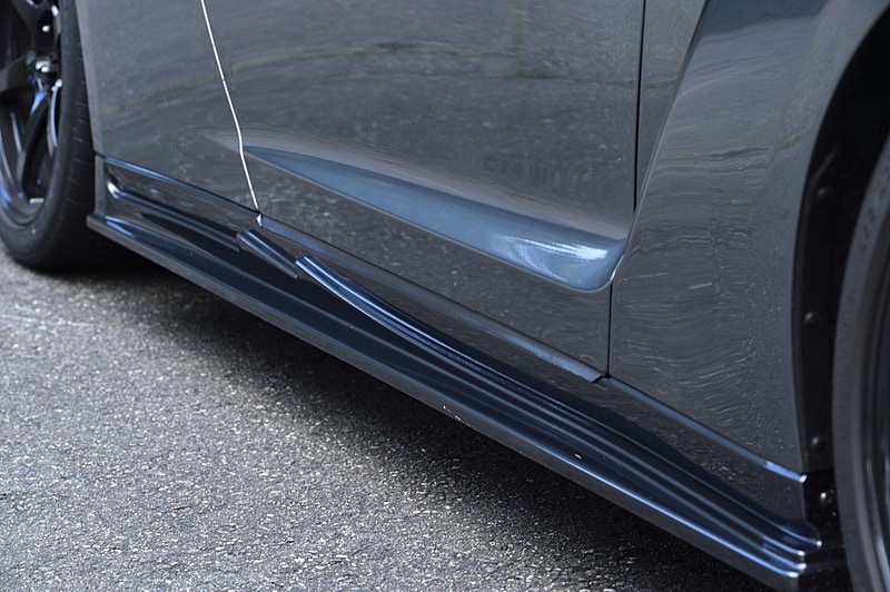 11月発売予定という「サイドスカートセット」（左）や「フロントフェンダーセット」（中央）、「フロントアンダースポイラー」（右）などを装着