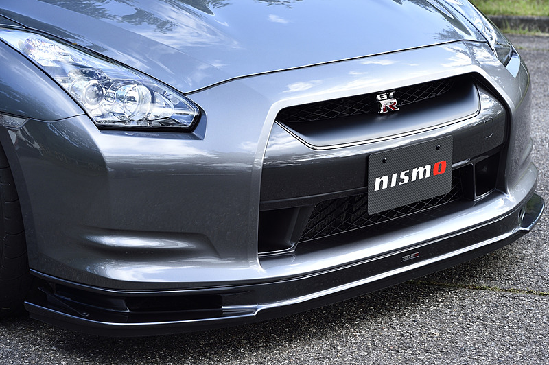 11月発売予定という「サイドスカートセット」（左）や「フロントフェンダーセット」（中央）、「フロントアンダースポイラー」（右）などを装着