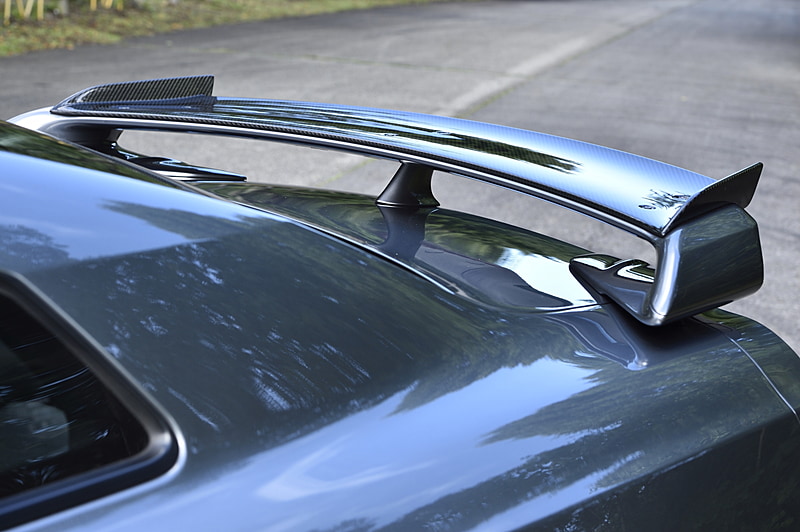 リアウイングに追加する「アドオンリアスポイラー」（11月発売予定）