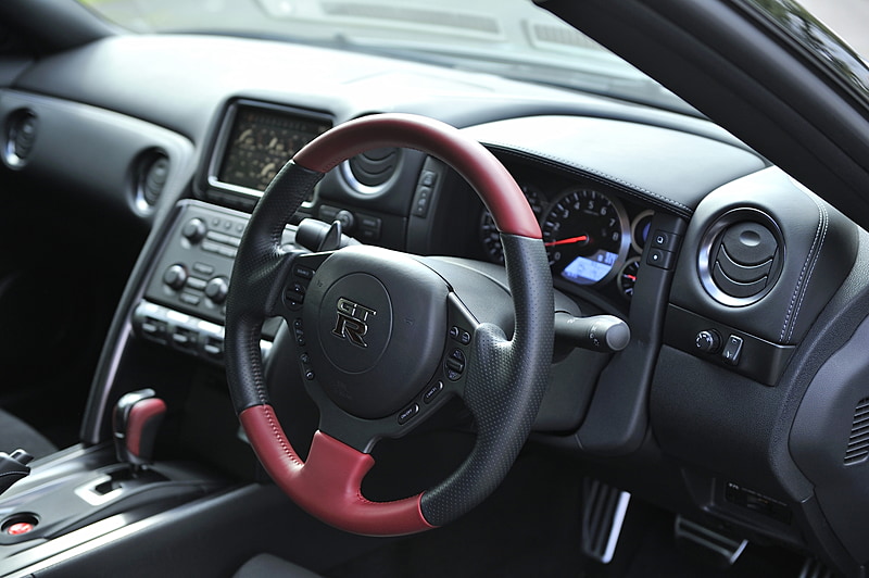 内装は2015年モデルのGT-R Track edition engineered by nismoから「インテリア コンバージョン」している