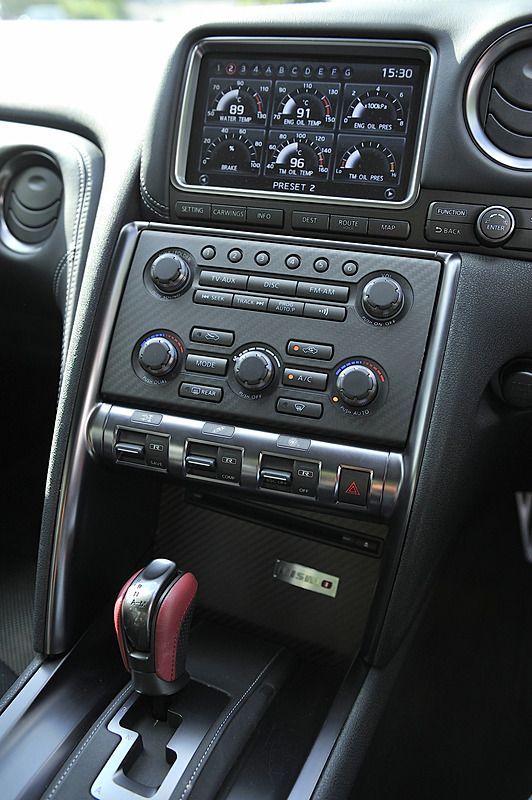 内装は2015年モデルのGT-R Track edition engineered by nismoから「インテリア コンバージョン」している