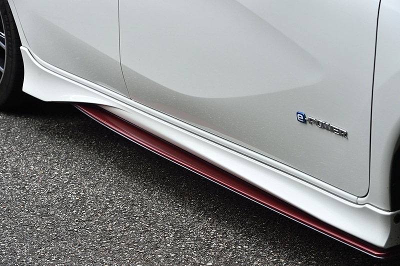 要所に「NISMOレッド」の加飾を配したエアロパーツは「ノート e-POWER NISMO」の純正装着品