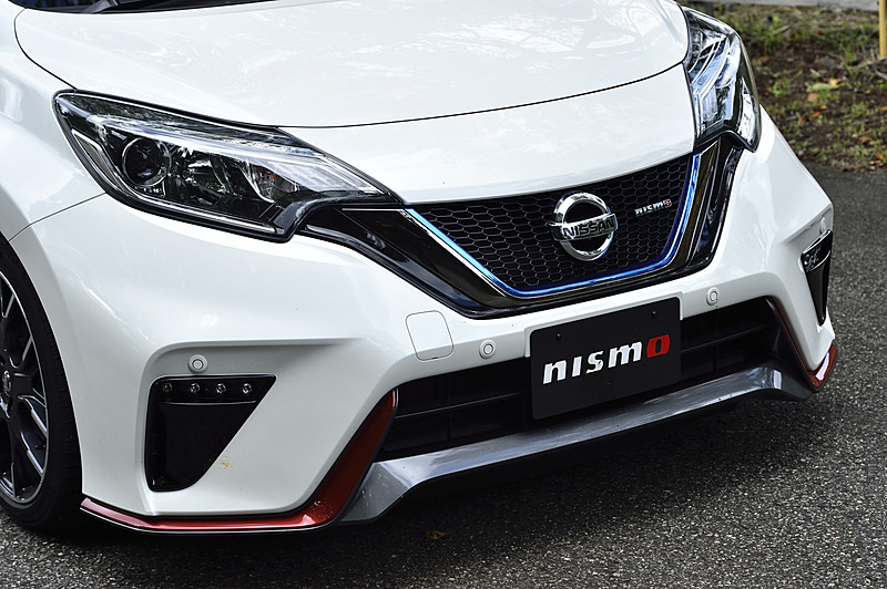要所に「NISMOレッド」の加飾を配したエアロパーツは「ノート e-POWER NISMO」の純正装着品