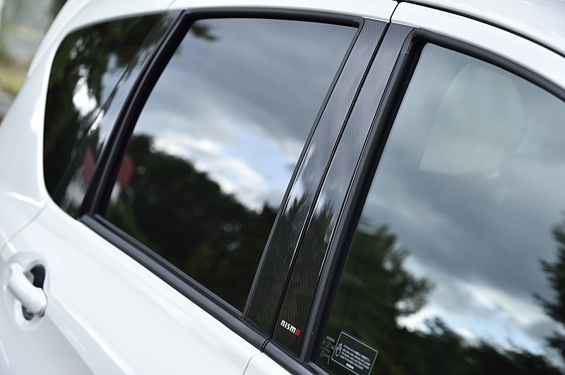 「カーボンピラーガーニッシュ」はフロントが3万3000円（税別）、リアが1万6500円（税別）