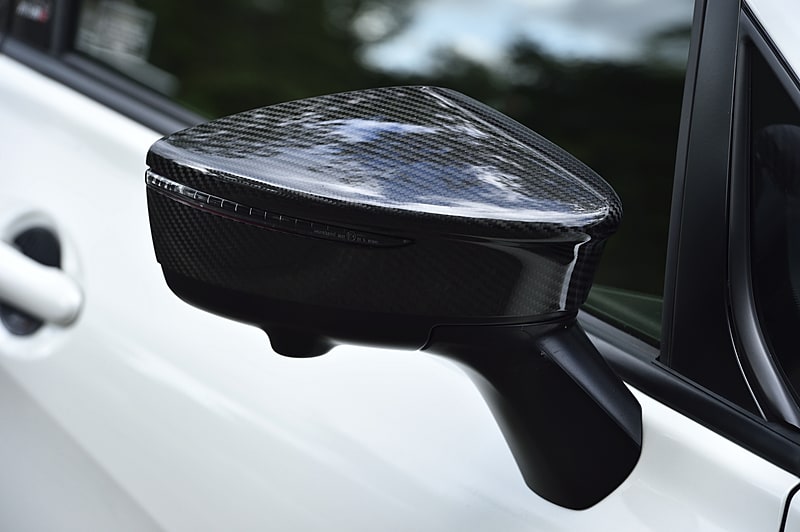 「カーボンドアミラーカバー」は4万3000円（税別）。鏡面には「マルチファンクションブルーミラー」（税別1万9000円）を装着