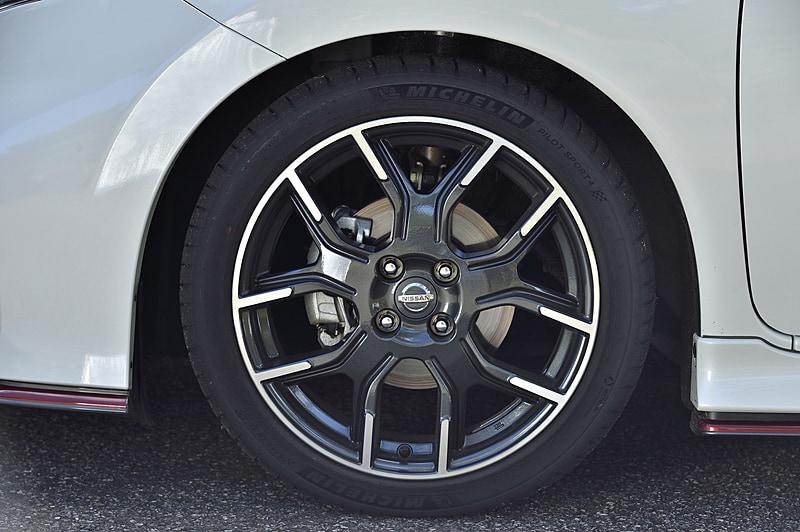 標準装備品の16インチ（横浜ゴム「DNA S.drive」）から、「ノート NISMO S」で採用している17インチのミシュラン「パイロットスポーツ4」に変更。タイヤサイズは195/55 R16から205/45 ZR17となる