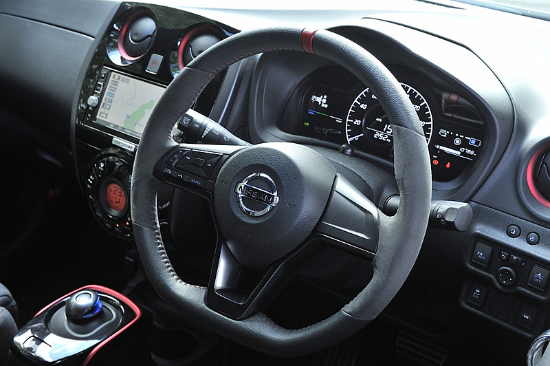 インテリアは「フロアマット」（税別2万7500円）を追加した以外は基本的に変更なし。エアコンベゼルやシフトセレクター外周などがNISMOレッド塗装となり、シートはNISMO専用スエード調スポーツシートを採用する