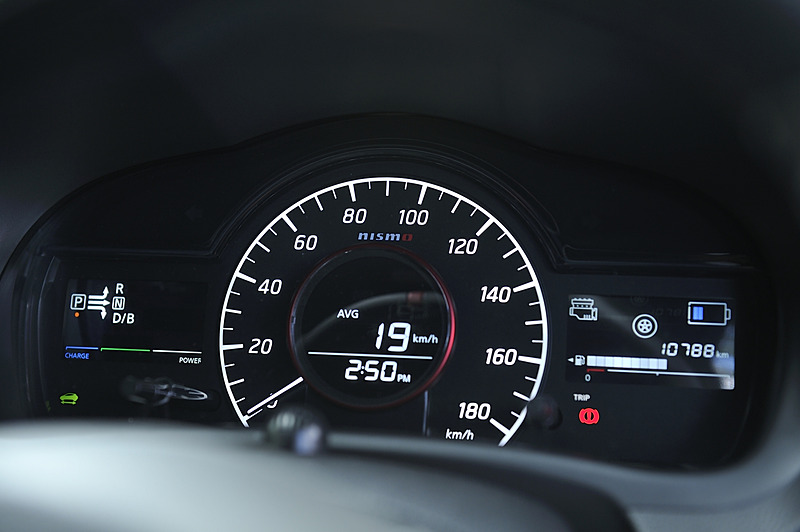 インテリアは「フロアマット」（税別2万7500円）を追加した以外は基本的に変更なし。エアコンベゼルやシフトセレクター外周などがNISMOレッド塗装となり、シートはNISMO専用スエード調スポーツシートを採用する