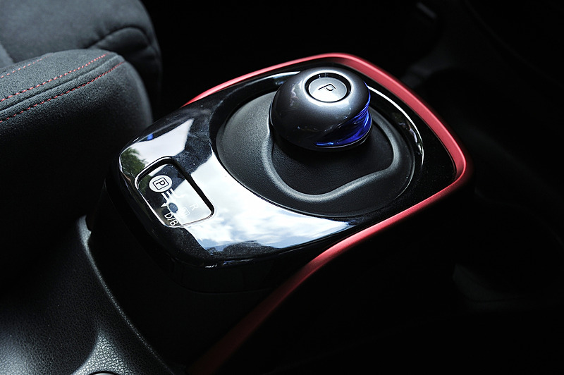 インテリアは「フロアマット」（税別2万7500円）を追加した以外は基本的に変更なし。エアコンベゼルやシフトセレクター外周などがNISMOレッド塗装となり、シートはNISMO専用スエード調スポーツシートを採用する